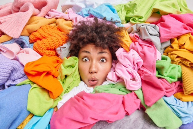 Hack Decks article about catching up on laundry quickly with simple 10-minute tidying tasks for busy homes